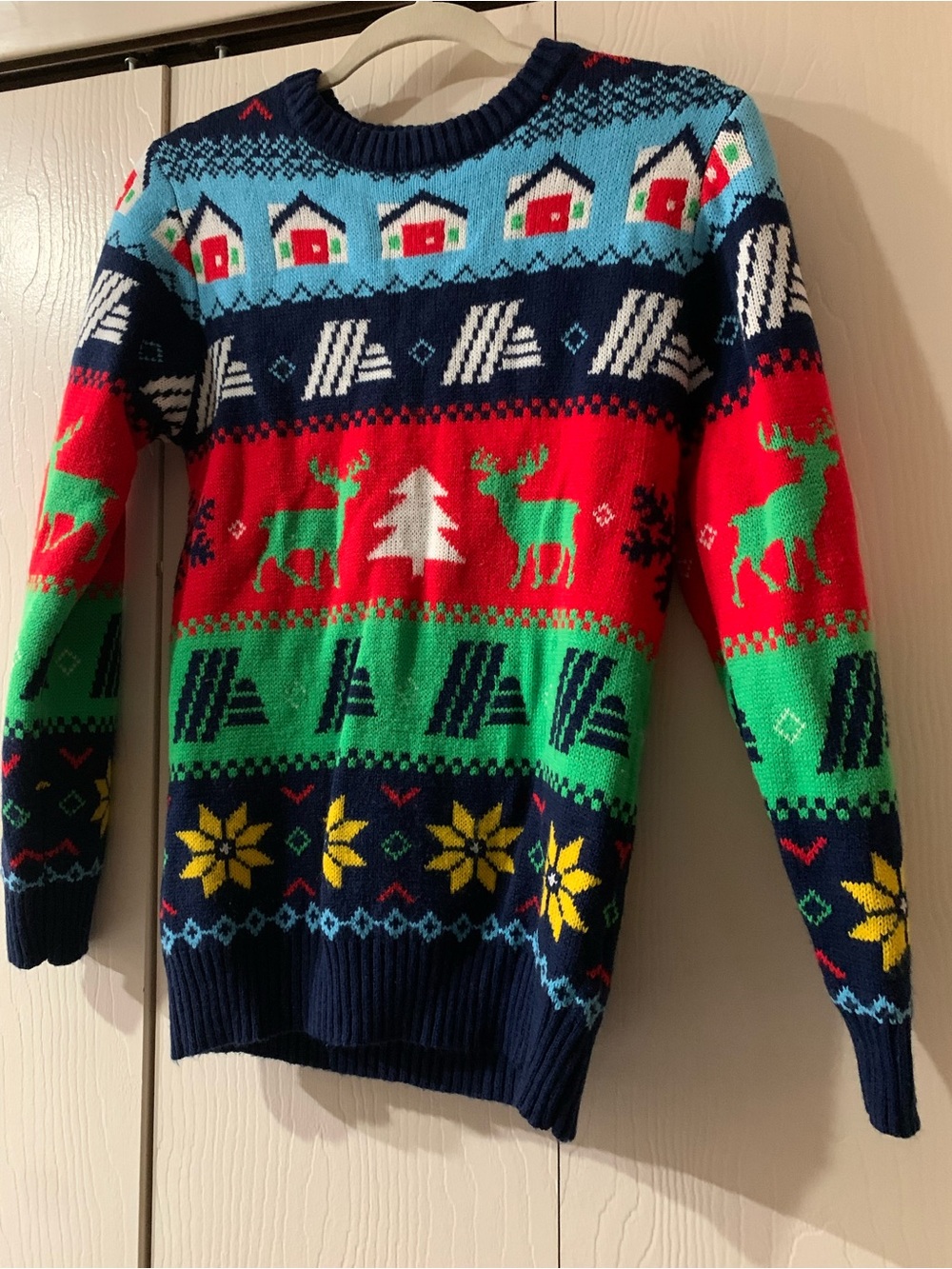 Men's Multicolor Holiday Crewneck Sweater - Festive Reindeer Pattern